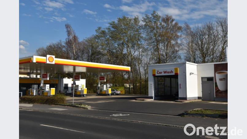 Die Shell-Tankstelle an der Rosenbachstraße war – wie viele Privathaushalte, Einkaufsmärkte, Geschäfte und Dienstleister – vom Stromausfall am Donnerstagmittag betroffen. Aus der Waschstraße musste sogar ein Auto geschoben werden. Bild: oy