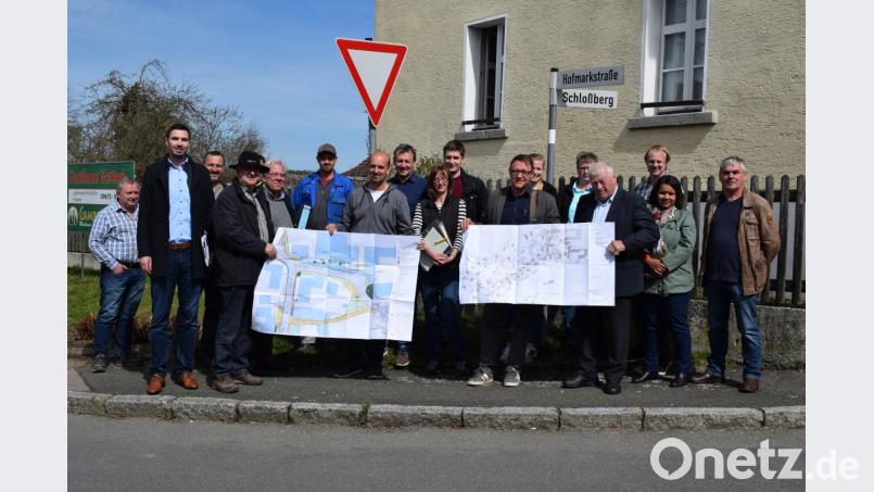 Nach Ostern beginnen die Arbeiten in der Hofmarkstraße. Zur Baustelleneinweisung trafen sich Vertreter der Kommune, der zuständigen Behörden, die Bauleitung und die ausführende Baufirma. Bild: bnr
