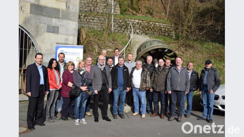 Alles Wissenswerte zur Wasserkraft erfuhren die Mitglieder des &quot;etz Nordbayern&quot; im Kraftwerk Reisach. Andreas Prem (Mitte), leitender Mitarbeiter, führte durch das Kraftwerk. Bild: bnr