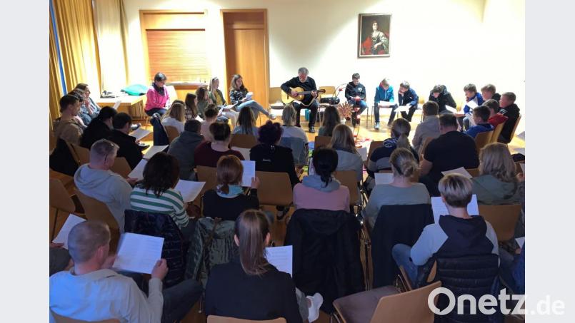 Was bedeutet die Firmung ? - Zusammen mit ihren Eltern und Paten gingen die Firmlinge mit Pfarrer Edmund Prechtl dem Geheimnis der Firmung auf den Grund. Bild: mez