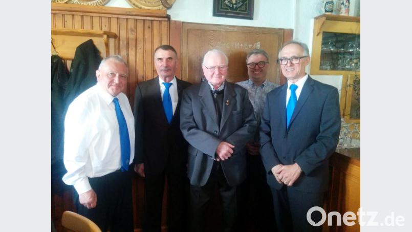 MMC-Gründungsmitglied Martin Prey senior (Mitte) erhielt eine Ehrung vom Niedermuracher Obmann Joseph Salomon (rechts) überreicht. Es gratulierten Pater Josef Schwemmer (von links), Obmann Wolfgang Forster und Pastoralreferent Andreas Hartung. Bild: exb