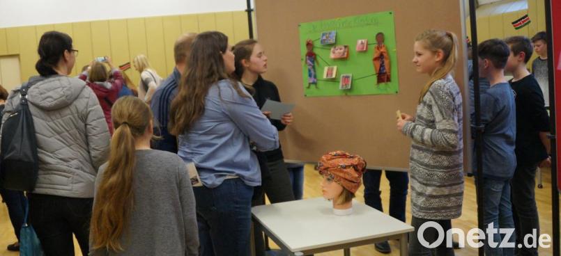 Die Schülerinnen und Schüler hatten sich viel Mühe gegeben, Informationsmaterial über das Land Kenia herzustellen und den Gästen kreativ zu präsentieren. Bild: weu