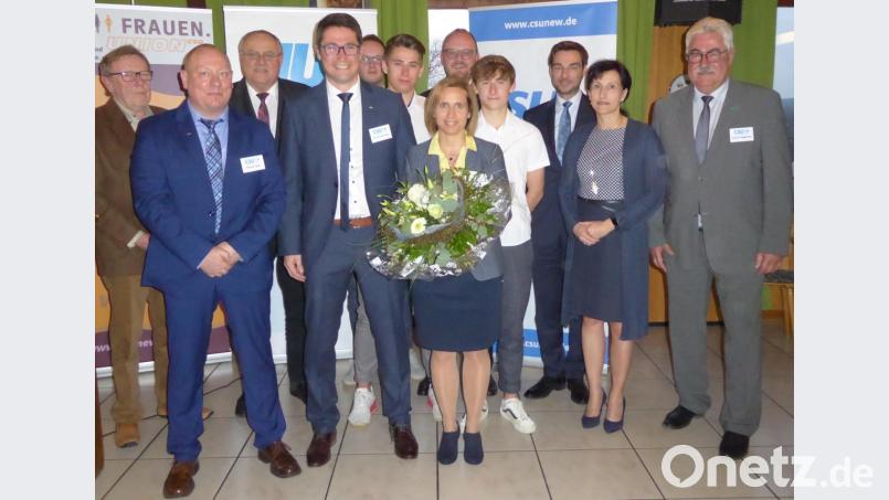 CSU-Bürgermeisterkandidat Armin Aichinger (Vierter von links) mit Ehefrau Kerstin und Söhnen Tim und Jan (rechts daneben) im Kreise der Mandatsträger und Ehrengäste (von links) Wahlleiter Hans Schreyegg, Ortsverbandsvorsitzender Thomas Spörl, Bezirkstagsvizepräsident Lothar Höher sowie (von rechts) Bürgermeister Rupert Troppmann, FU-Kreisvorsitzende Tanja Schiffmann, MdL und CSU-Kreisvorsitzender Stephan Oetzinger, Landrat Andreas Meier und stellvertretender JU-Kreisvorsitzender Sebastian Kitta. Bild: fsb