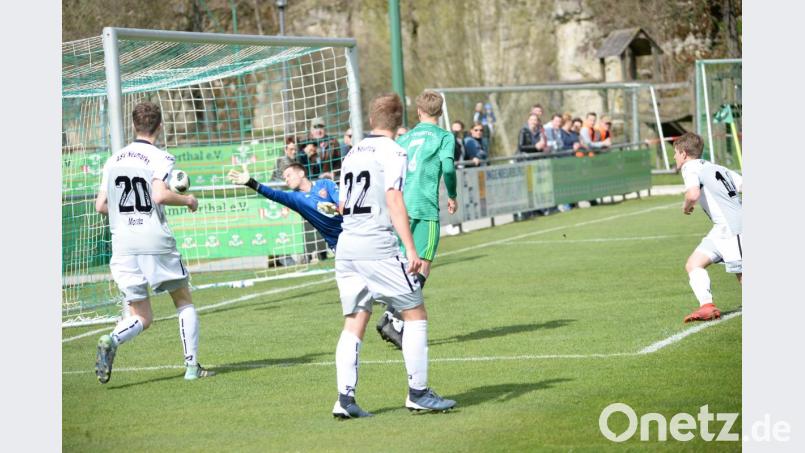 Nicht zu halten für Neumarkts Schlussmann Martin Bachner (links) war der Schuss von Daniel Gömmel, der die DJK Ammerthal in der 12. Minute mit 1:0 in Führung brachte. Bild: brü