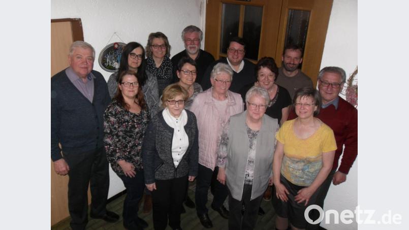 Der neue Vorstand (vorne, von rechts): Vorsitzender Hans Hofmann, Cornelia Groß, Hildegard Petzak, Edeltraud Hey, Marianne Stabla, Edith Uschold, Dieter Klein; hintere Reihe (von links): Margit Kausler, Bürgermeisterin Carmen Pepiuk, Pfarrer Edmund Prechtl, davor Rita Hey, KLJB-Diözesanpfarrer Udo Klösel, Isolde Bayer und Konrad Dippel. Bild: miu
