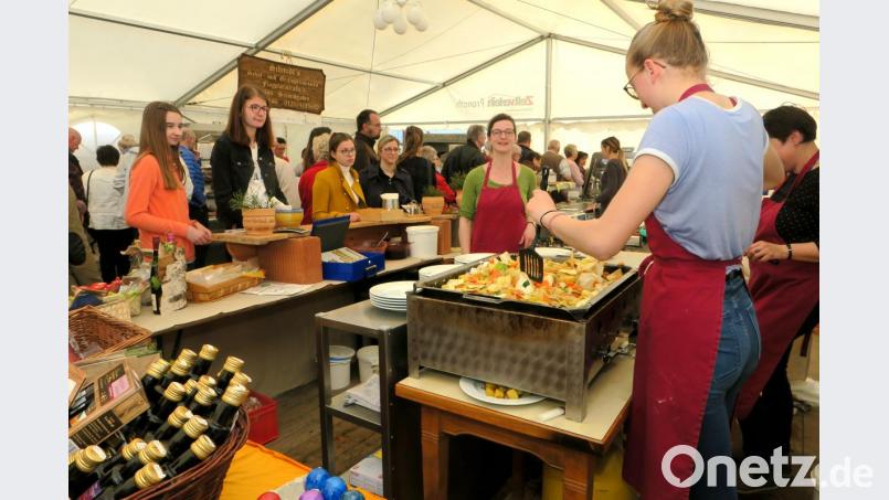 Das kulinarische Angebot stieß bei den Gästen des Oberpfälzern Bauernmarktes auf großes Interesse. Schauplatz war erneut der Sportpark in Schwarzenfeld. Bild: Hirsch