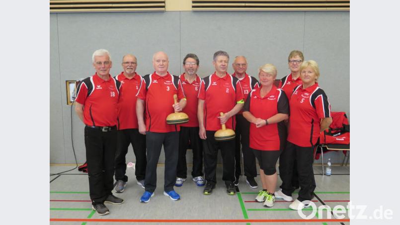 Eine Damen- und eine Herrenmannschaft hatte der VSV Kemnath für dieses Bossel-Turnier aufgeboten: Sportwart Alfons Foitzik (links) dankte Hans-Jürgen Breuer, Hermann Weismeier, Otto Ackermann, Hermann Schäffler, Andreas Jasinski, Annette Bachert, Gisela Kindler und Elisabeth Didjurgis (von links). Bild: jzk
