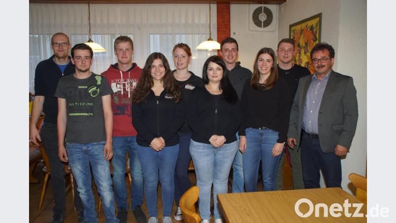 Amelie Hermann (Fünfte von rechts) wurde bei der Generalversammlung der KLJB an die Spitze des Führungsgremiums gewählt. Ihnen dankte Bürgermeister Manfred Dirscherl (rechts) für ihr Arbeit. Bild: mmj