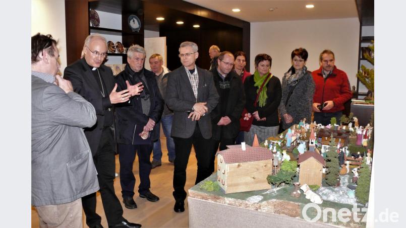 Bischof Rudolf Voderholzer (Zweiter von links) ist ein glühender Krippen-Fan. Der Plößberger Delegation erklärte er die Schätze im Diözesanmuseum. Die Krippen die hier ausgestellt sind, kennt der Bischof in- und auswendig. Bild: tr