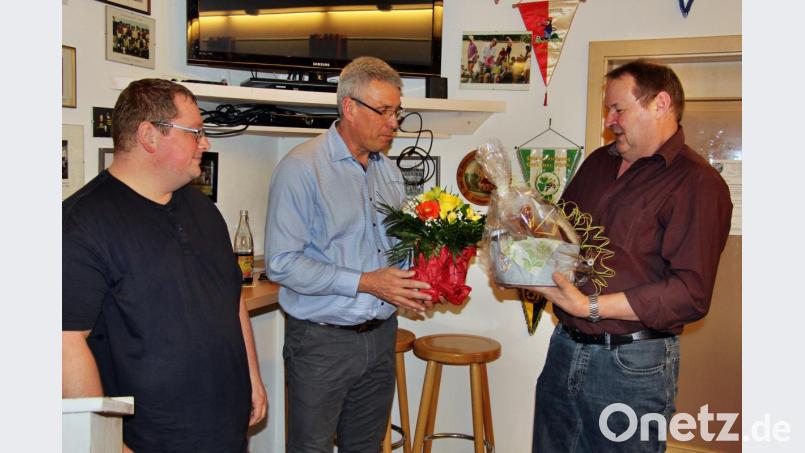 Ihre Dankbarkeit und Anerkennung für die geleistete Arbeit honorierten der bisherige 3. Vorsitzende Benjamin Rischkau und 2. Vorsitzender Christoph Miszka mit einem Geschenk an den bisherigen 1. Vorsitzenden Klaus Strobel (von links). Bild: ds