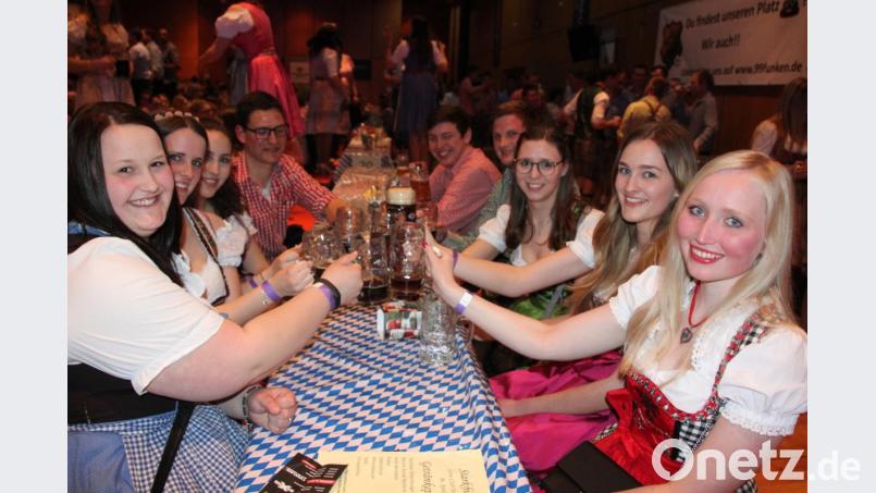 Passend zum Starkbierfest waren nahezu alle Besucher im Dirndl oder Lederhose gekommen. Bild: kro