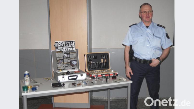 Polizeihauptkommissar Martin Huber von der Bundespolizeiinspektion Waldmünchen klärte die Eltern der Mittelschüler über Drogenprävention auf und demonstrierte einschlägige Gegenstände. Bild: weu