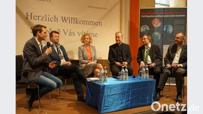 Am Podium diskutieren (von rechts) Pater Dr. Stanislav Pribyl (Generalsekretär der Tschechischen Bischofskonferenz), Joachim Unterländer (Vorsitzender des Präsidiums des Landeskomitees der Katholiken in Bayern), Prälat Michael Fuchs (Generalvikar im Bistum Regensburg), Dr. Eva Vybíralová (Historikerin und Theologin aus Prag), Martin Kastler (Bundesvorsitzender der Ackermann-Gemeinde und europapolitischer Sprecher des Zentralkomitees der deutschen Katholiken) sowie Moderator Matthias Dörr, Geschäftsführer der Ackermann-Gemeinde. Bild: eib