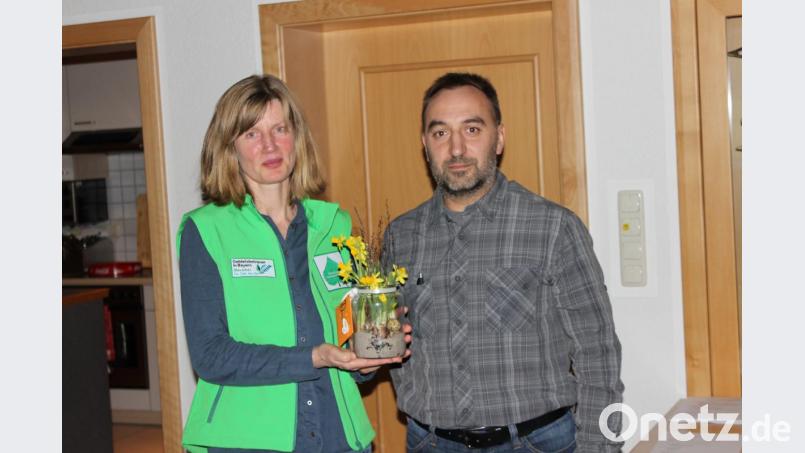 Vorsitzender Jürgen Hambeck bedankte sich bei der Referentin Birgit Simmeth für deren intressante Ausführungen zum Thema "Geschützte Gebiete." Bild: bej