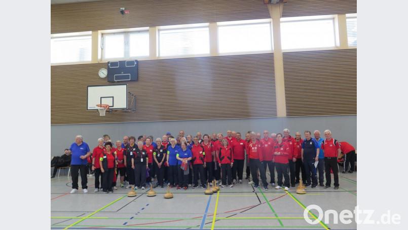 Acht Herren- und drei Damenmannschaften trugen in der Kemnather Mehrzweckhalle die Bayerischen und die Bezirksmeisterschaften im Bosseln aus. Bild: jzk
