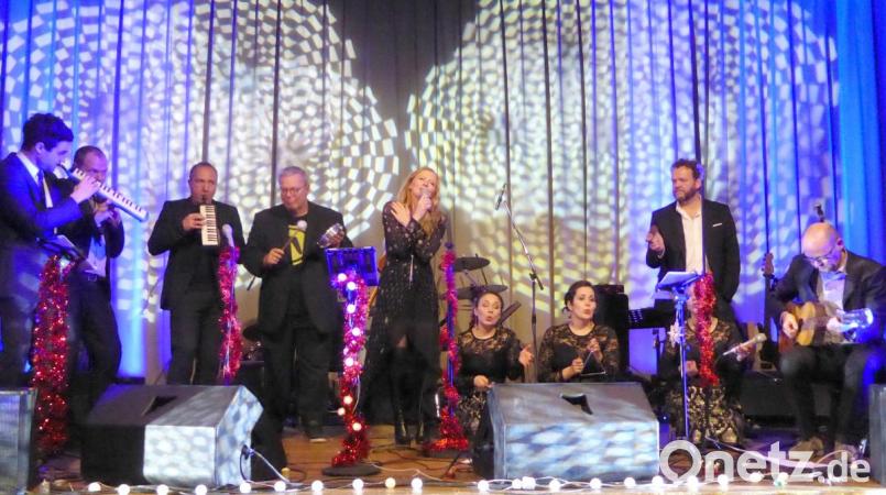 Mit Orff-Instrumenten auf der Bühne Bild: fsb