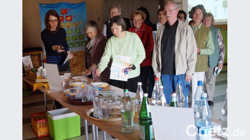 Ernährungsberaterin Daniela Groß (links) gab wertvolle Tipps für ausgewogene calciumreiche Ernährung, die Osteoporose vorbeugt. Bild: weu