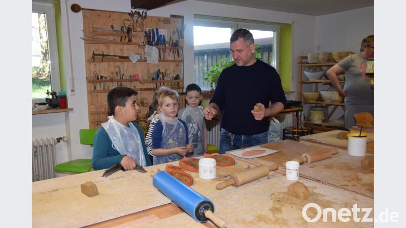 Mike Schulz (stehend) erklärt den Vorschulkindern genau was sie machen müssen. Bild: fla
