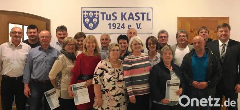 Die neue Vereinsführungen des TuS Kastl – Vierter von links Norbert Bleisteiner – mit Bürgermeister Stefan Braun (rechts) und den langjährigen geehrten TuS-Mitgliedern. Bild: jp