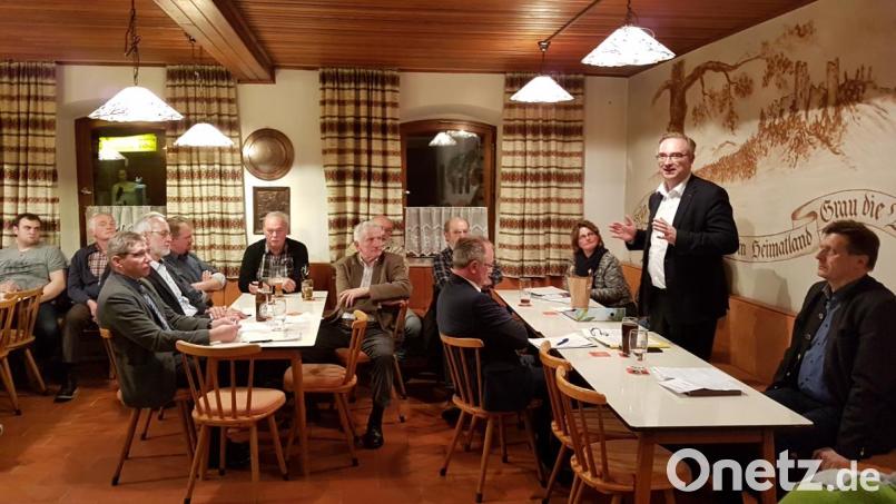 Landtagsabgeordneter Alexander Flierl (stehend) erörtert mit den Bauern aktuelle Probleme. Vorsitzende Erika Sauer (Dritte von rechts) und Amtsleiter Reinhold Witt (rechts) hören aufmerksam zu. Bild: gi