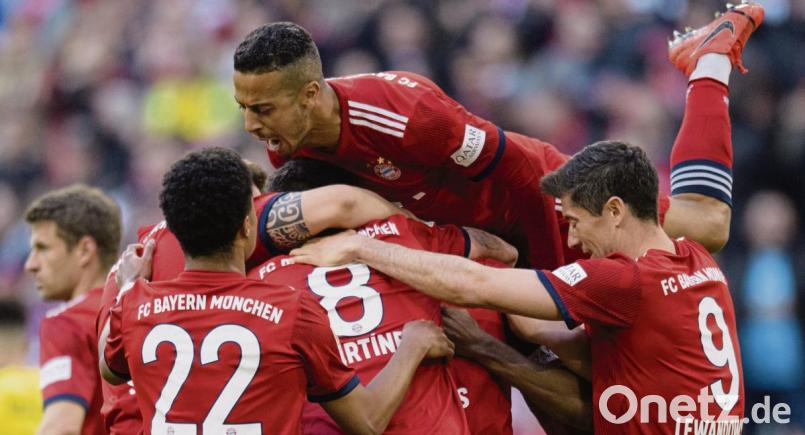 Eins, zwei, drei, vier, fünf: Die Spieler des FC Bayern München kamen nicht mehr aus dem Jubeln raus. Fünf Mal schlug es im Dortmunder Kasten ein. Und es hätte noch öfter klingeln können, so dominant trat der Rekordmeister in der heimischen Arena auf. Bild: Matthias Balk/dpa