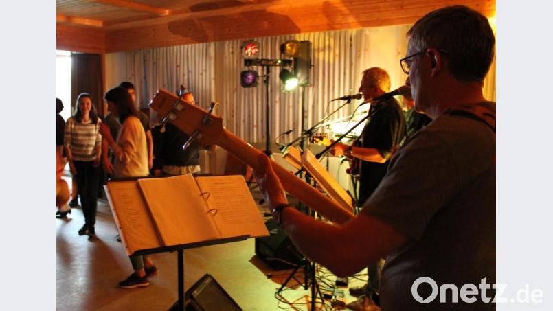 Die Musik der &quot;Church Pistols&quot; lockte die Gäste im Jugendheim nach und nach auf die Tanzfläche. Bild: ckl
