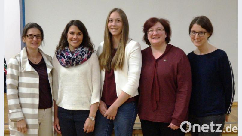 Schulleiterin Diana Schmidberger dankte Kathrin Ordamünder aus Hemau und ihrer Nichte Magdalena Schneider (von links) für den bewegenden Vortrag. Ihr Dank galt auch den Schülern und Lehrkräften Andrea Rembeck (Zweite von rechts), Monika Rumm (nicht im Bild) und Rosemarie Wegmann (rechts) für die Gestaltung des Abends. Bild: weu