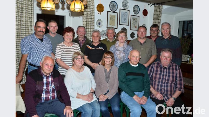 Vier langjährige Helfer ehrte der OWV Waidhaus: Vorsitzenden Detlef König (links), Schriftführerin Gerlinde König (sitzend, Zweite von links), Markierungswart Reinhard Werner (stehend, Fünfter von links) und den Vogelschutzwart Heinz Spachtholz (stehend, Fünfter von rechts). Bild: fjo