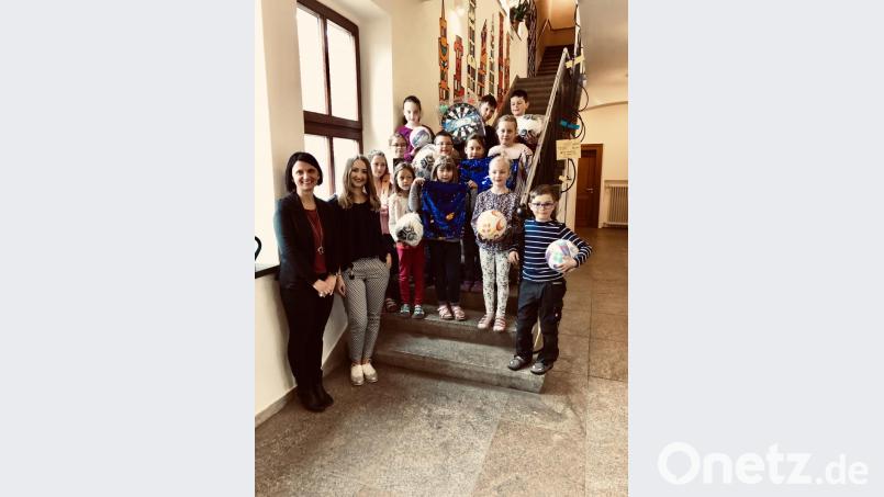 Liana Horn und Selina Kaiser (von links) freuen sich mit den Kindern der Grundschule. Bild: pi