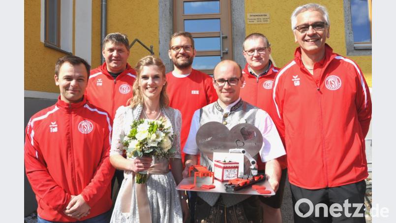 Viele Hände mussten die Neuvermählten Thomas Hauer und seine Frau Alexandra schütteln. Zu den Gratulanten zählten die TSV-Vorsitzenden Norbert Dobmeier (vorne, rechts) und Fred Eckl (hinten, links), Abteilungsleiter Sven Stock (hinten, rechts) und Thoms Bäuml (vorne, links), für FEE Neunburg vorm Wald Reinhard Lottner (hinten, Mitte). Bild: es