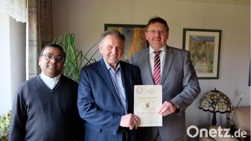 Bürgermeister Hans-Martin Schertl (rechts) und Pfarrvikar Hruday Madanu (links) gratulieren dem Jubilar Richard Lindner zum 85. Geburtstag. Bild: Stefanie Gradl