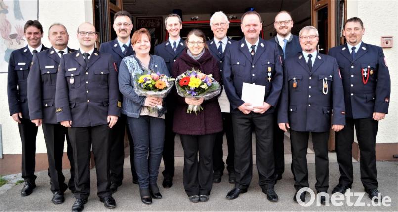 Die Geehrten mit den Verantwortlichen des Landkreises. KBM Thomas Weidner, KBI Martin List, KBM Marco Saller, Michael Bauer (40 Jahre), Kerstin Bauer, Markus Hausner (25), Jutta Federlein, Emil Dorner (40), Josef Takacs (40), Landrat Andreas Meier, Kommandant Gerd Kraus und Bürgermeister Markus Ludwig (von links).