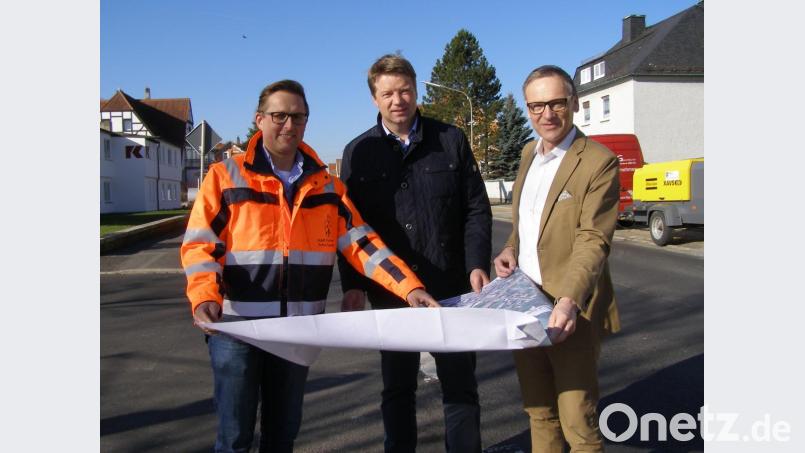 Beim Ortstermin kurz vorm Start der Arbeiten in der Egerer Straße informierten (von links) Sachbearbeiter Tobias Tippmann, Stadtbaumeister Hubert Siller und Bürgermeister Bernd Sommer. Bild: pz