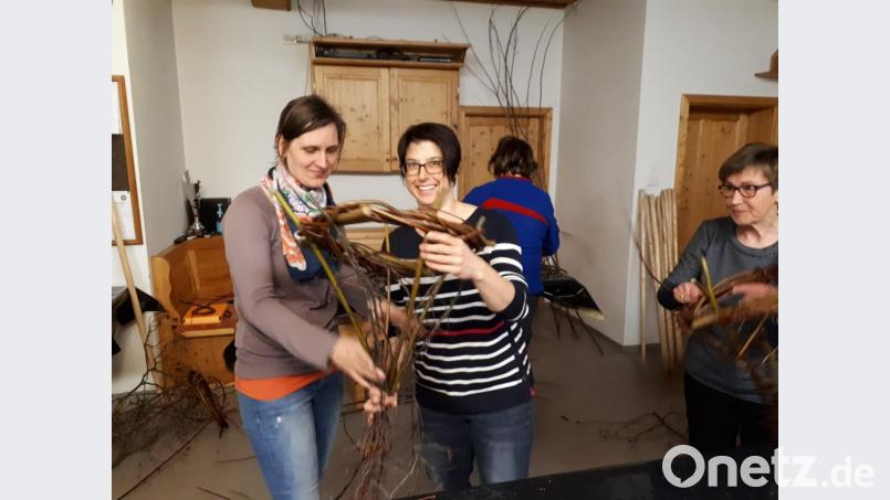 Beim Frühjahrsbasteln des OGV Liebenstein entstanden aus Weiden geflochtene Schmuckstücke. Bild: exb