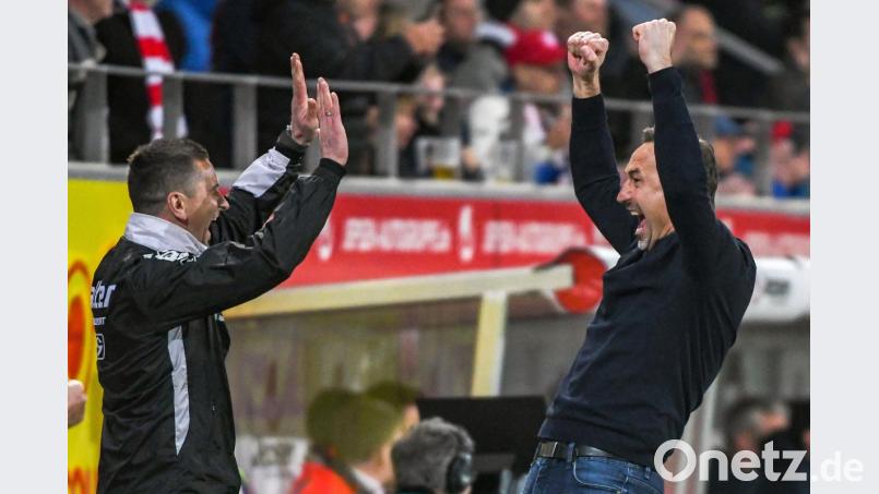 Der Jubel im Regensburger Lager kannte nach dem sicheren Klassenerhalt am Freitagabend keine Grenzen mehr. Jahn-Coach Achim Beierlorzer (rechts) klatschte nach seinem Trainerstab noch alle Spieler, Betreuer und vereinzelt auch Fans ab. Bild: agentur_dpa