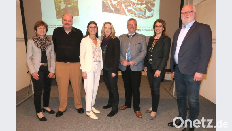 Ulrike Roidl, Thomas Weiß, Cornelia Horsch, Christina Fink-Rester, Andreas Feller, Martina Englhardt-Kopf und Helmut Jehl (von links) bilden den Vorstand des neu gegründeten Vereins &quot;Musikschule Schwandorf e.V.&quot;. Bild: Hirsch