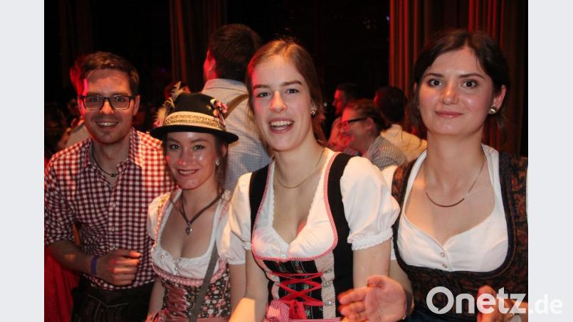 Passend zum Starkbierfest waren nahezu alle Besucher im Dirndl oder Lederhose gekommen. Bild: kro