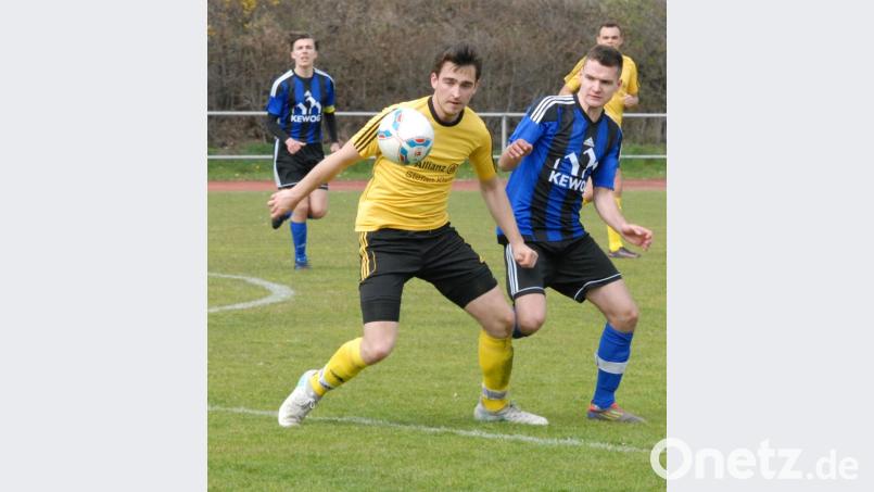 Durch den 3:0-Erfolg beim TSV Erbendorf (links David Frischholz) hat die SpVgg SV Weiden II (rechts Florian Reich) die Tabellenführung in der Kreisliga Nord übernommen. Bild: Gebert