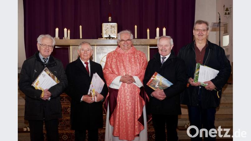 Pfarrer Gerhard Pausch (Mitte) dankt den Mitarbeitern der Kirchenverwaltung: (von links) Anton Summer gibt das Amt des Kirchenpfleger ab, Werner Ertl scheidet aus dem Kirchenverwaltungsrat, Johann Person ist der neue Kirchenpfleger und Thomas Schreier scheidet auch aus. Bild: Kunz