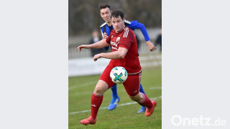 Bastian Lobinger (vorne) brachte die SpVgg Pfreimd mit 2:0 in Führung. Aber das reichte nicht und am Ende stand eine 2:4-Niederlage. Bild: Alfred Schwarzmeier