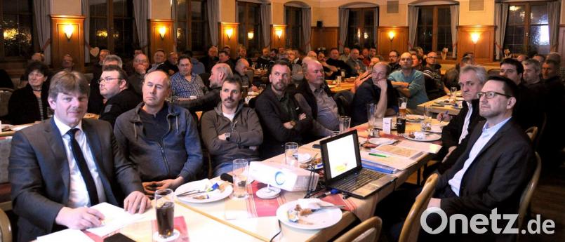 Dass den Landwirten derzeit kräftiger Wind entgegenbläst, zeigte das große Interesse an der BBV-Obmännertagung im Landgasthof Erras in Fichtenhof. Bild: gf