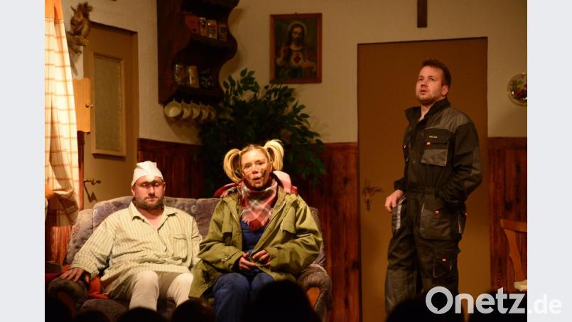 Die Schwarzfahrt mit dem Traktor ist Berta Feichtl sichtbar nicht gut bekommen. Nachdenklich lauschen Austragsbauer Feichtl (links) und Sohn Hias der "Erzählung". Bild: bey