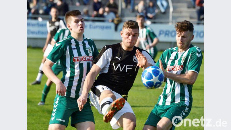 Der Gebenbacher Marco Seifert (Mitte) wird hier von zwei Großbardorfern angegriffen. Der DJK-Mittelstürmer vergab beim 0:0-Unentschieden einige Großchancen. Bild: Hubert Ziegler