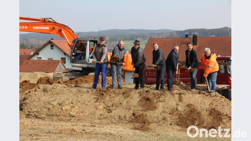 Beim offiziellen Spatenstich für das Baugebiet „Am Waldfrieden - Leinhartl“ lassen (von links) Bauhofchef Josef Fuchs, Markus Schieder (Ingenieurbüro Zwick, Weiden) Josef Hartinger (Baufirma), Bürgermeister Norbert Eckl, VG-Leiter Anton Brand, Ingenieur Manuel Zwick und Bauleiter Helmut Tröger die Erdbrocken durch die Luft fliegen. Bild: frd