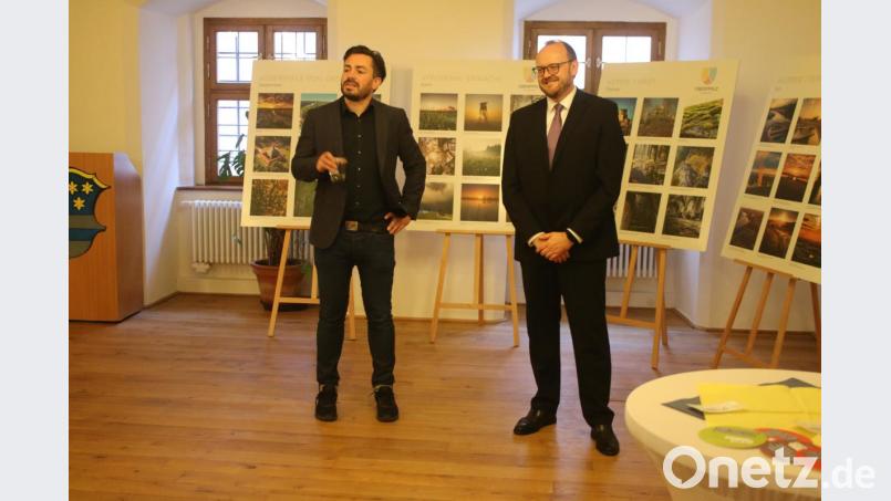 Die schönsten Fotos der Oberpfalz zeigt Geschäftsführer von Oberpfalz-Marketing Christoph Aschenbrenner (links). Landrat Andreas Meier ist stolz, was seine Oberpfalz zu bieten hat. Bild: sne