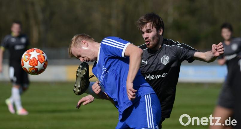 Das Bein zu hoch hatte der Stullner Fabian Schieber (rechts) und traf den Schmidgadener Christoph Deml im Gesicht. Vor 180 Zuschauern lieferten sich beide Mannschaften ein offenes Derby, dass Tabellenführer Stulln mit 2:1 für sich entschied. Bild: mhs