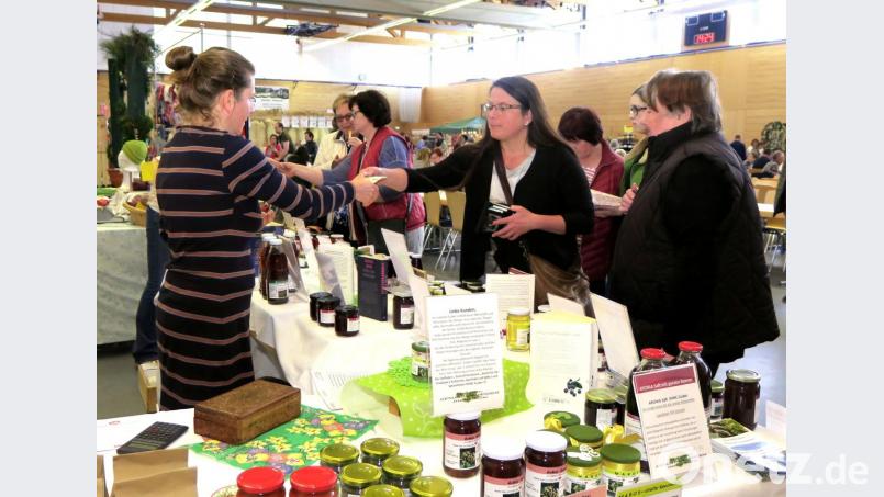 Die Geschäfte liefen gut beim Oberpfälzer Bauernmarkt am Wochenende im Sportpark Schwarzenfeld. Ein großes Publikum interessierte sich für das vielfältige Angebot. Bild: Hirsch