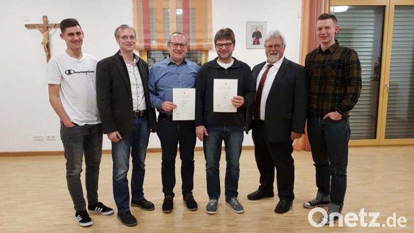 Josef Kick (Dritter von links) wurde für 40Jahre in der Kolpingfamilie geehrt, ebenso Peter Stangl (Dritter von rechts). Es gratulieren (von rechts) Vorsitzender Jonas Bäumler und Pfarrer Arnold. Bild: mh