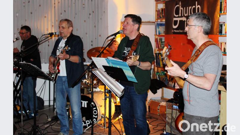 Beim Benefizkonzert im Wildenreuther Jugendheim sorgten die fünf Geistlichen von den &quot;Church Pistols&quot; für Stimmung. Bild: ckl