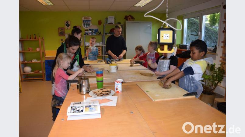 Mike Schulz (stehend) erklärt den Vorschulkindern, die aufmerksam zuhören, genau was sie machen müssen. Bild: fla